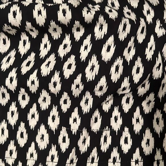 Old Navy Women's Black Sleeveless Keyhole Back Geometric Tank Top - Picture 7 of 7